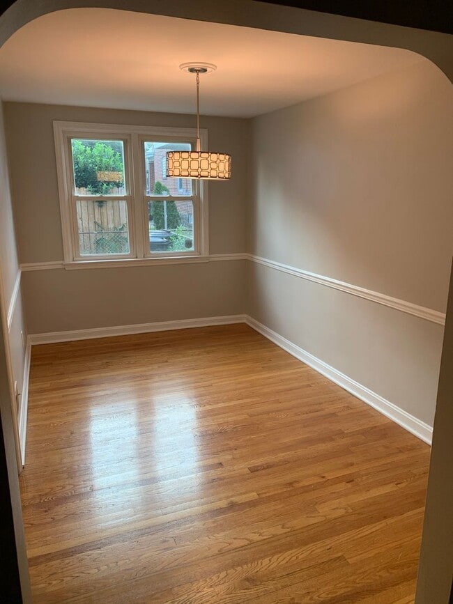 Building Photo - Charming Trolley Area Brick Townhome