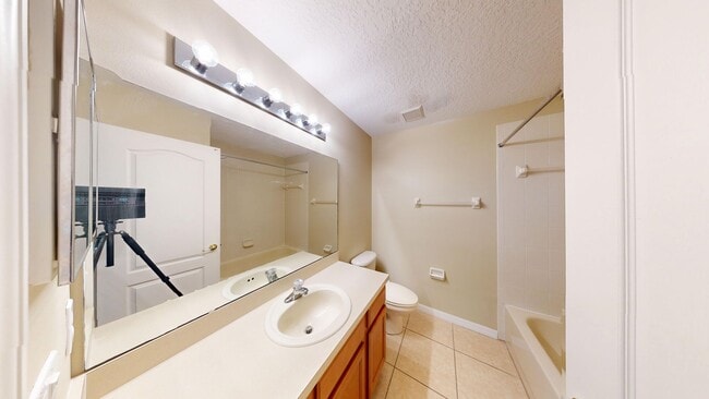 Building Photo - FABULOUS 4/2.5 HOME IN GATED CALABRIA COVE...