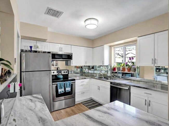 Building Photo - 2099 NE 4th Ct