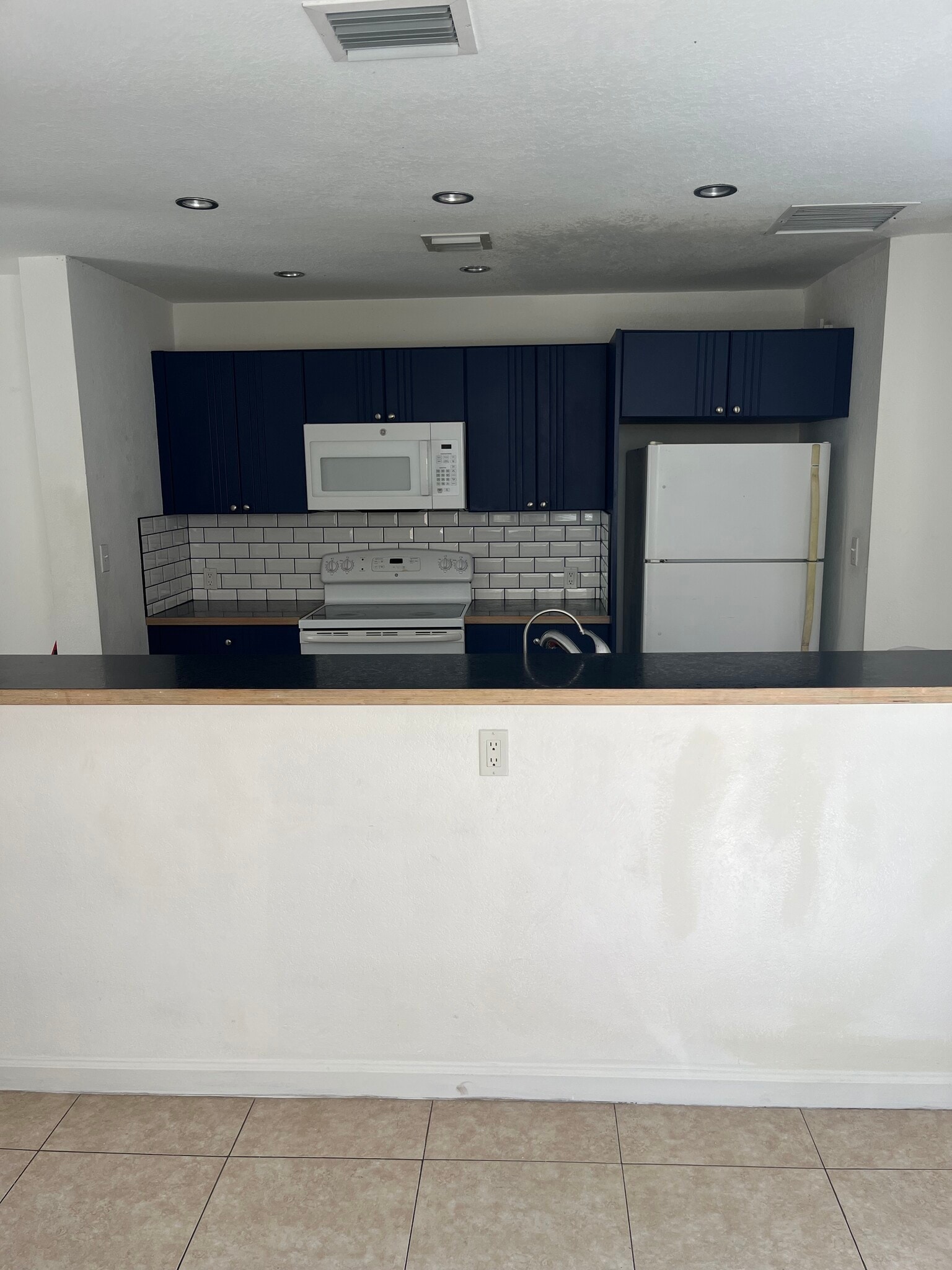 kitchen with microwave, fridge/freezer, stove, oven, dishwasher, cabinets, sink - 812 NW 22nd Pl