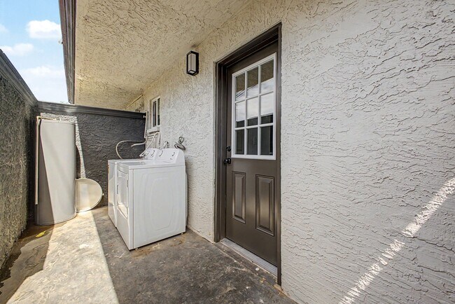 Building Photo - Gorgeous 2 Bed + Bonus Room | Large Private Yards | Resort Pool | 8 Weeks Free Rent!