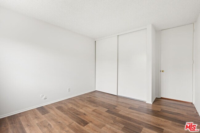 Building Photo - 6000 Canterbury Dr