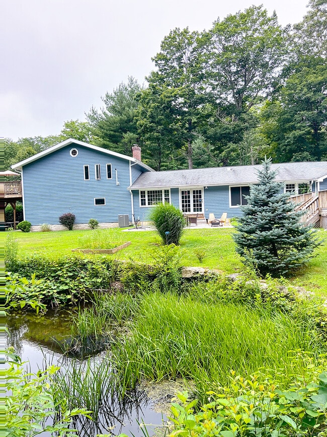 Building Photo - 489 N Roast Meat Hill Rd
