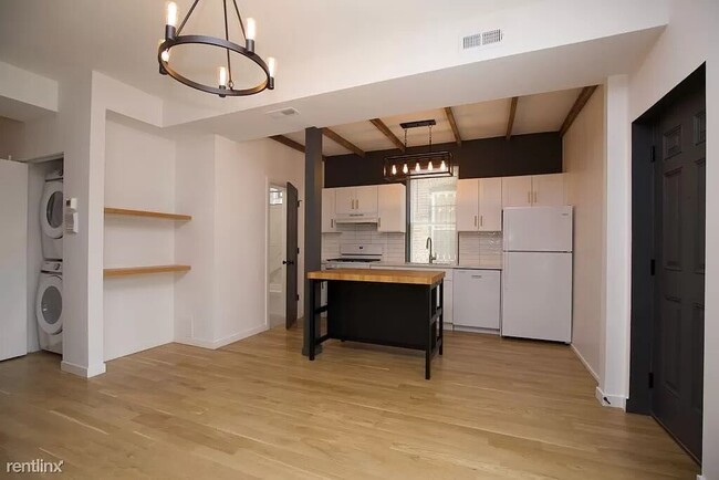 Building Photo - 908 N California Ave