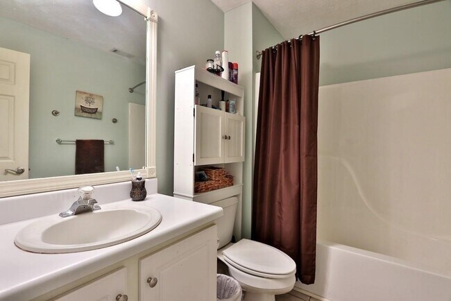 Building Photo - 3151 Greenbrier Ct