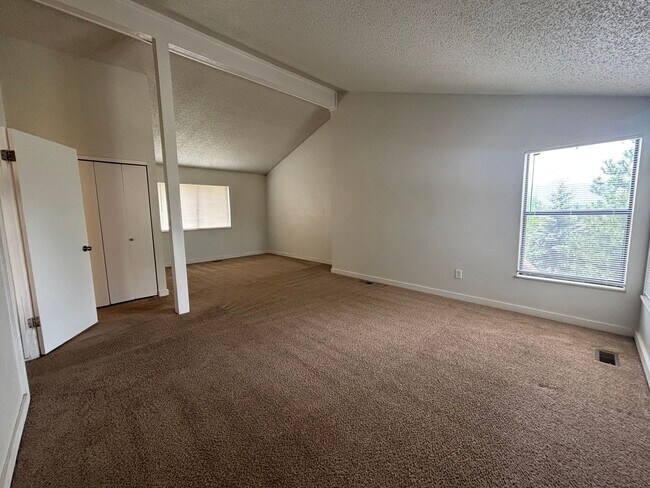 Building Photo - 4 bed/2.5 bath home