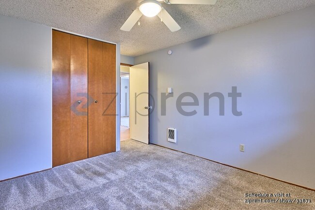 Building Photo - 3300 NE Robin Ct