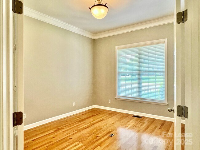 Building Photo - 811 Deercross Ln