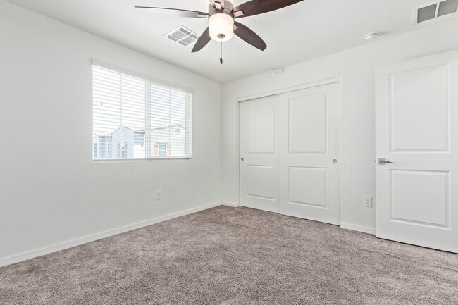 Building Photo - 2321 E Huntington Dr