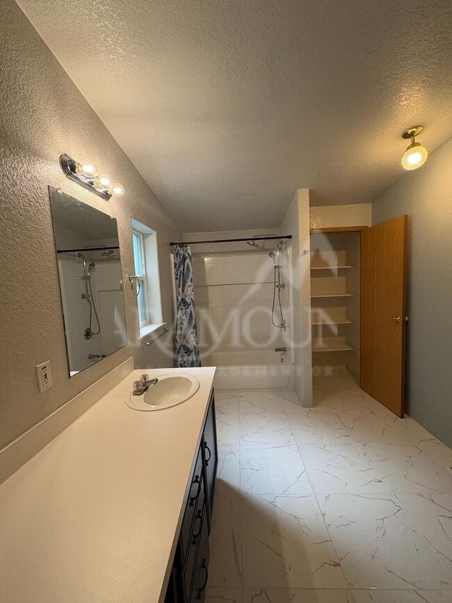 Building Photo - Spacious 3 Bedroom 2 Bathroom with yard space!