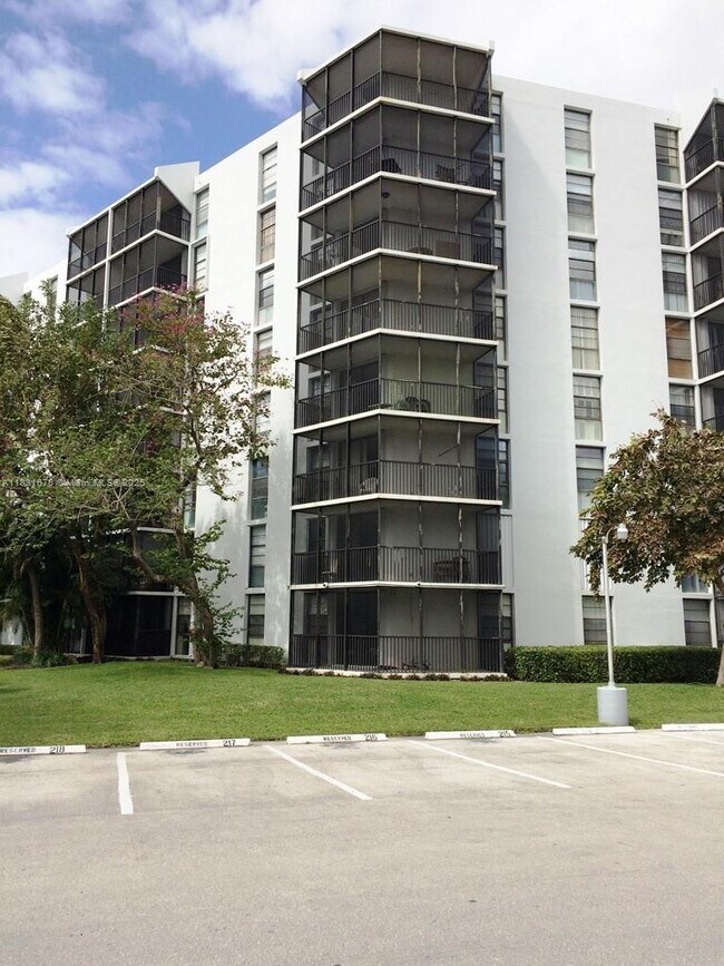 Building Photo - 3475 N Country Club Dr