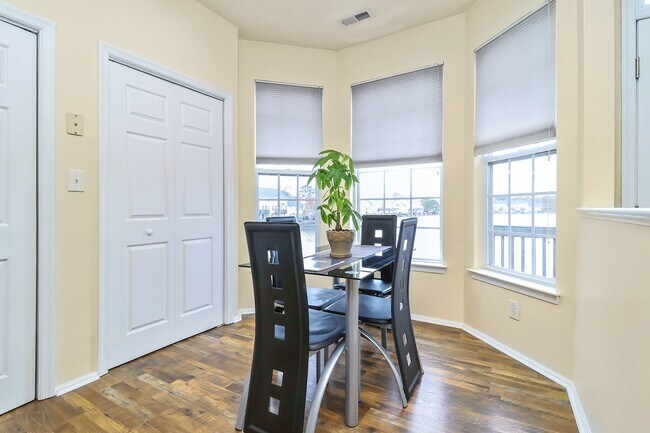 Building Photo - 5304 Summer Crescent