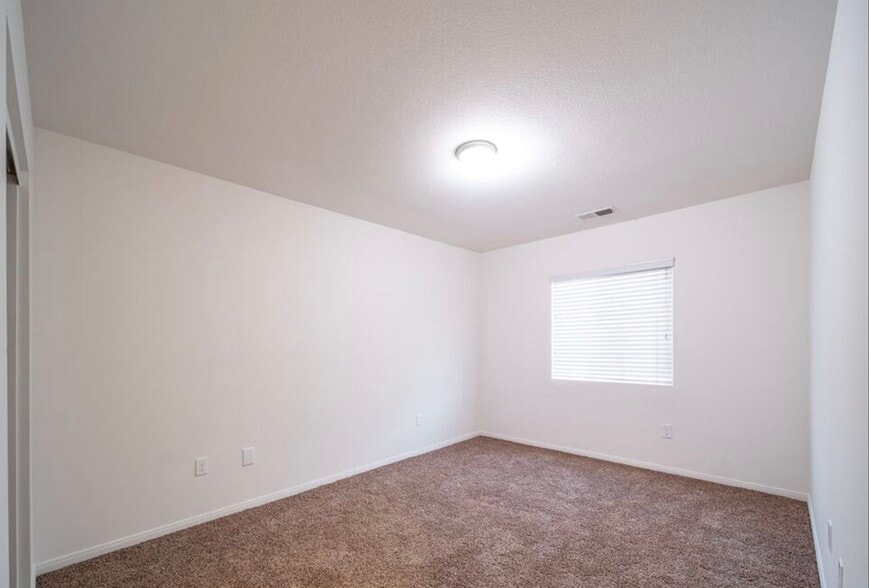 Building Photo - 1036 Playa del Norte