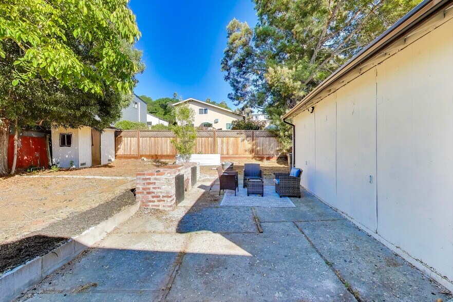 Building Photo - 4760 Tompkins Ave