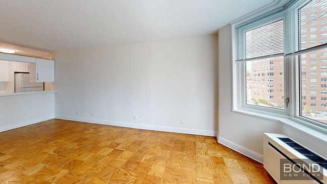 Building Photo - 400 E 71st St