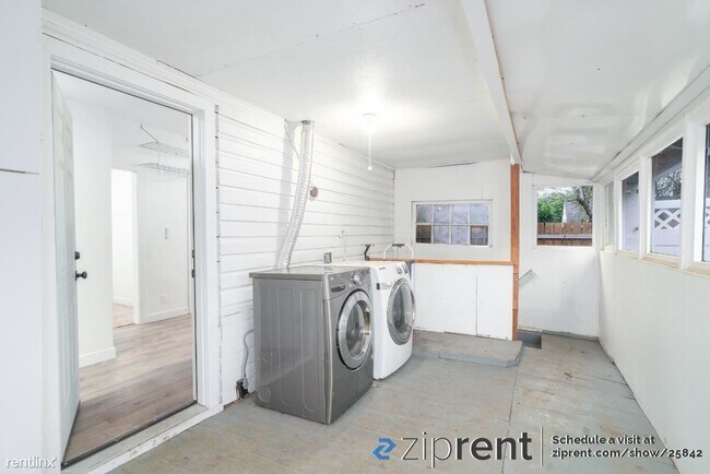 Building Photo - 2 br, 1 bath House - 828 Southeast Cedar S...