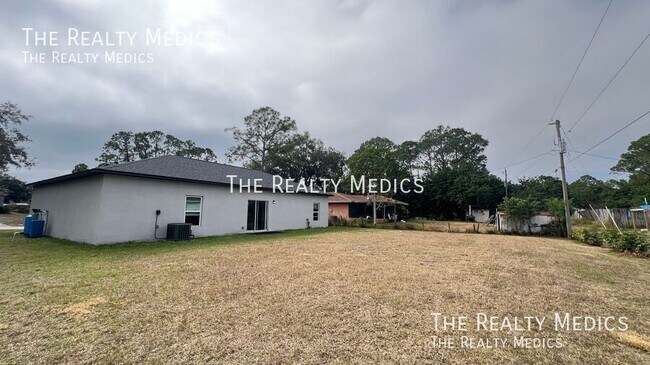 Building Photo - 1247 San Matio St