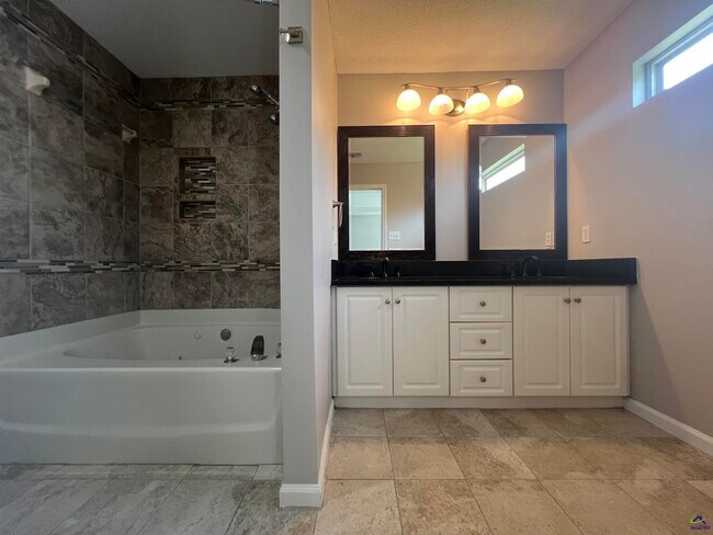 Building Photo - 226 Golden Eagle Dr