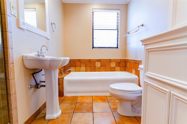 Building Photo - 3015 Caroline St