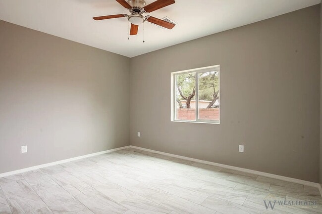 Building Photo - 1349 W Hualpai Rd