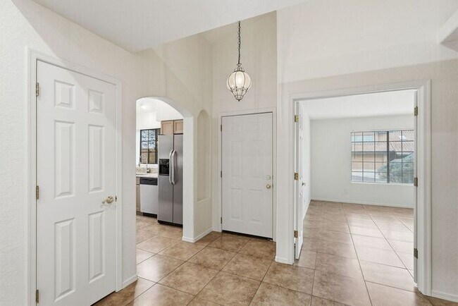 Building Photo - Bright & Peaceful Living in Oro Valley’s Gated Stoney Canyon