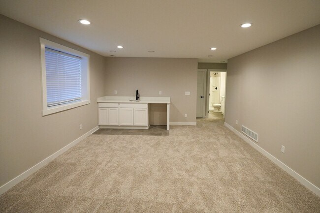 Building Photo - Beautiful 3 Bed Ranch Home w/ fully finished basement in Prime Norwalk Location