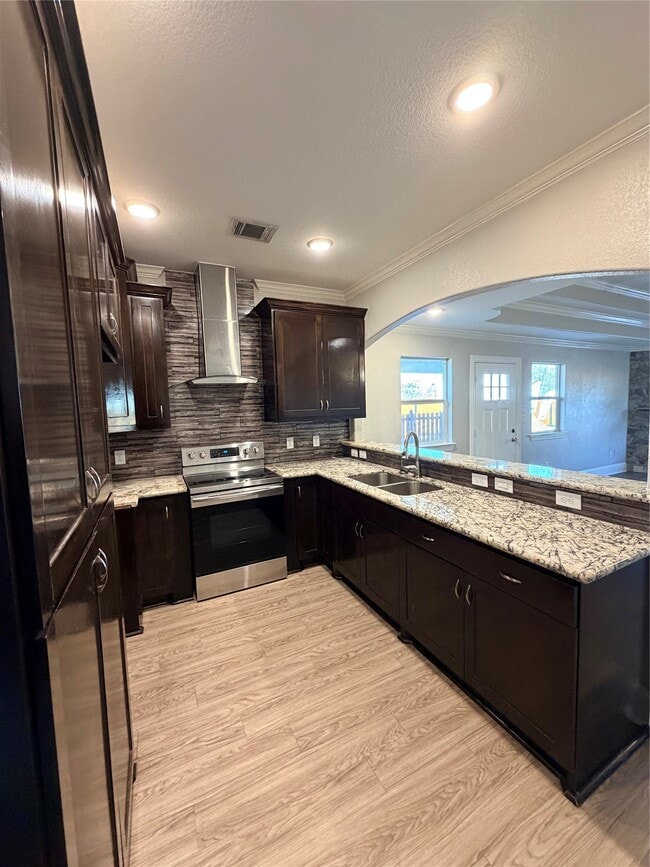 Building Photo - 2005 Pasadena Blvd