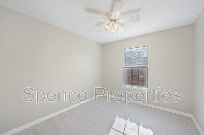 Building Photo - 440 Apple Dr