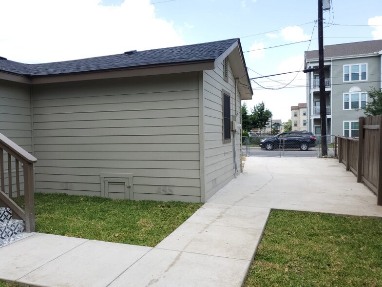 Building Photo - 1822 Hays St