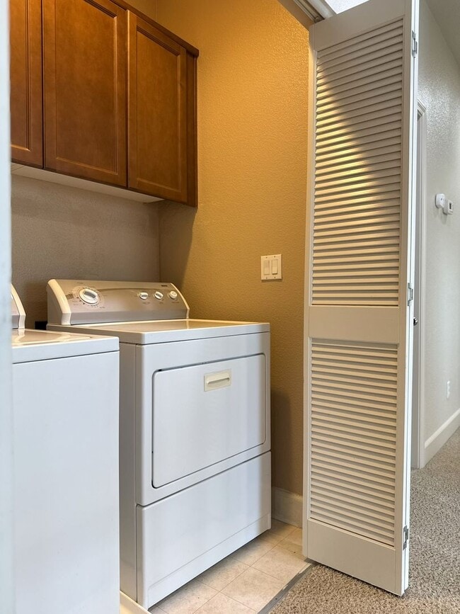 Building Photo - Pleasing 5/2 near college and UC