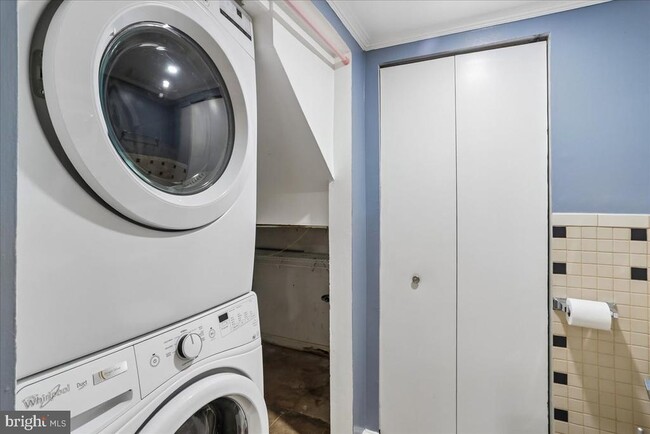 Building Photo - 2867 Shepperton Terrace