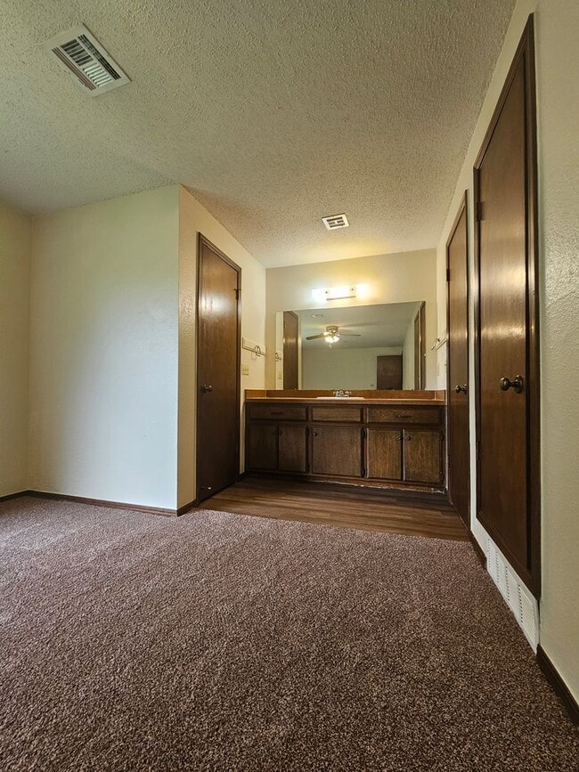 Building Photo - West Norman Duplex Avail NOW!