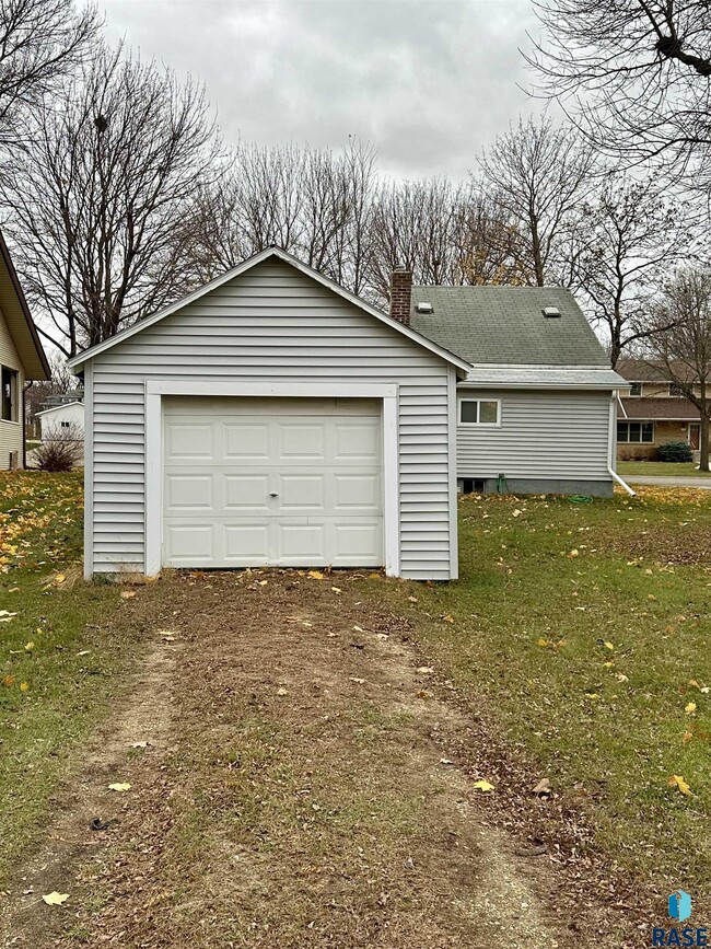 Building Photo - 820 N Cedar St