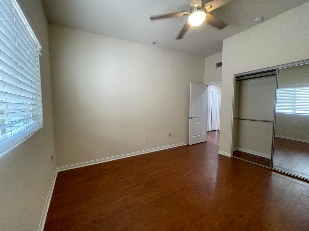 Building Photo - 15024 Magnolia Blvd