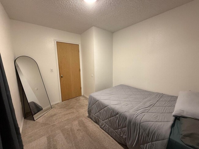 Building Photo - Century 21 Gold Rush - 2 Bed / 1 Bath Condo – West Fairbanks