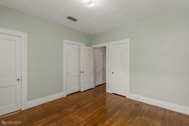 Building Photo - 2 bedroom duplex