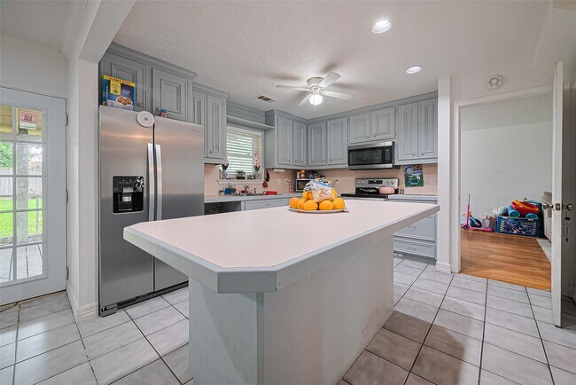 Building Photo - 13351 Oak Leaf Ln
