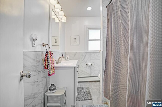 Building Photo - 12 Maple Ave