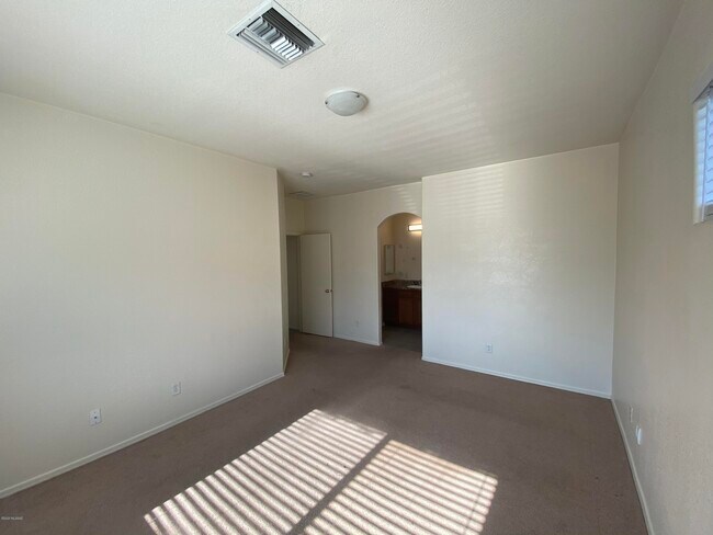 Building Photo - 1262 E Weimer Cir