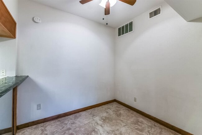 Building Photo - 2100 Tanglewilde St