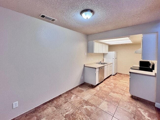 Building Photo - $1,595 Shields & Fowler, 3 Bedroom - E. Shields Ave #118, Fresno / Gated Community