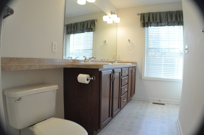 Building Photo - 2096 Deer Run Dr