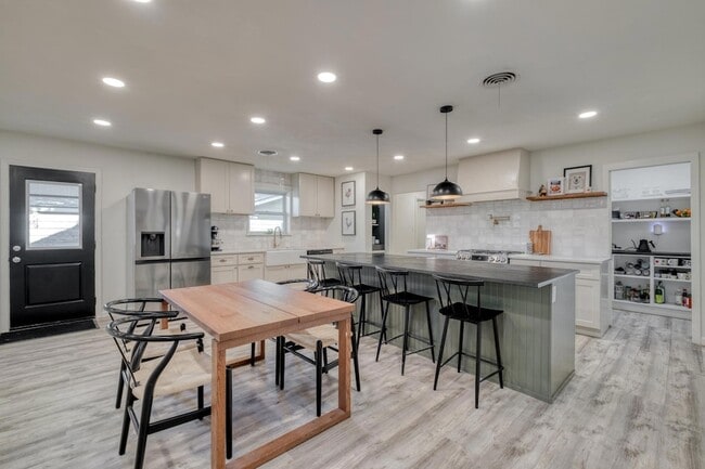 Building Photo - 2117 Gaston Pl Dr