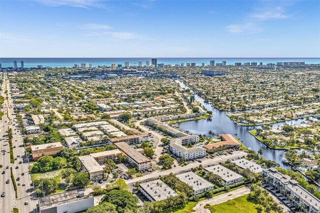 Building Photo - 101 SE 6th Ave