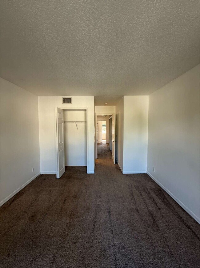 Building Photo - Beachside townhome with 3 bedrooms and 2 b...