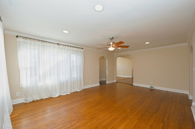 Building Photo - Sweet Cottage Charm with Updated Kitchen, Fenced Yard & Washer/Dryer Included