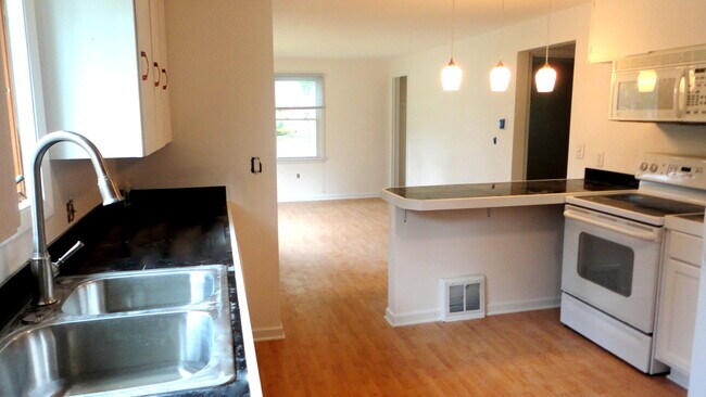 Building Photo - 558 Wilshire Rd