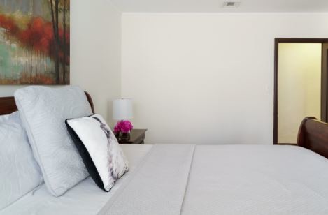 Building Photo - 6230 Lindenhurst Ave