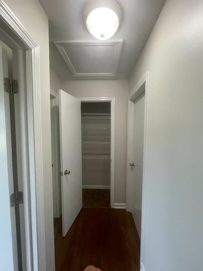 Building Photo - 4 bedroom house with fenced in yard and storage galore 8 minutes from Liberty University and Ward...