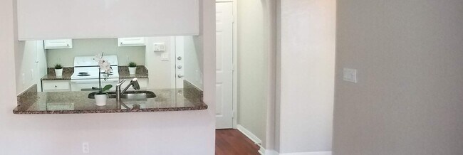 Building Photo - Beautiful 1/1 Pool View Condo x Rent @ Upt...